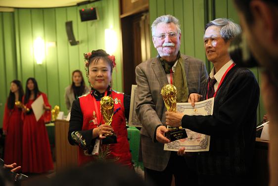 法国大企业协会顾问多米尼克为首届国际中国书画节金奖获得者颁奖